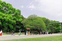 岐阜護國神社　長持歌に先導されて「花嫁行列」の模様